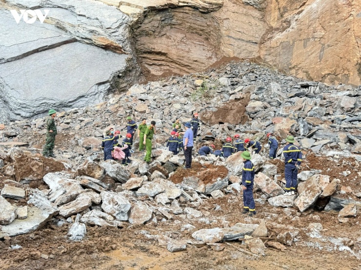 Thời điểm trên, các công nhân gồm ông Lò Văn Thời (40 tuổi), Lò Văn Quý (37 tuổi) và Hoàng Văn Ngay (38 tuổi, cùng trú tại tỉnh Lào Cai) đang khai thác đá thì bị đất đá từ trên núi đổ sập xuống, vùi lấp.