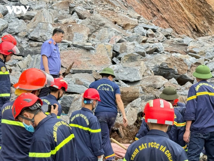 Ngay trong đêm, Chủ tịch UBND tỉnh Thanh Hóa ban hành công văn khẩn yêu cầu các sở, ngành, địa phương và doanh nghiệp liên quan tập trung khắc phục hậu quả vụ tai nạn lao động nghiêm trọng này. 
