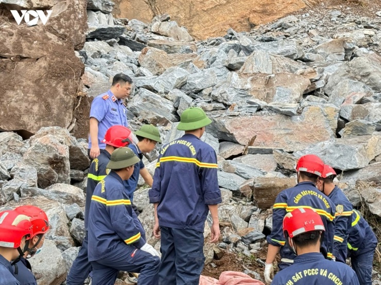 Lực lượng chức năng nỗ lực đưa thi thể nạn nhân ra ngoài.