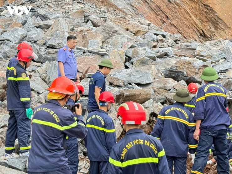 Sau nhiều giờ nỗ lực tìm kiếm, lực lượng chức năng tỉnh Thanh Hóa đã tìm thấy thi thể hai nạn nhân bị vùi lấp trong vụ sạt lở mỏ đá. Tất cả 3 nạn nhân đều đã tử vong.