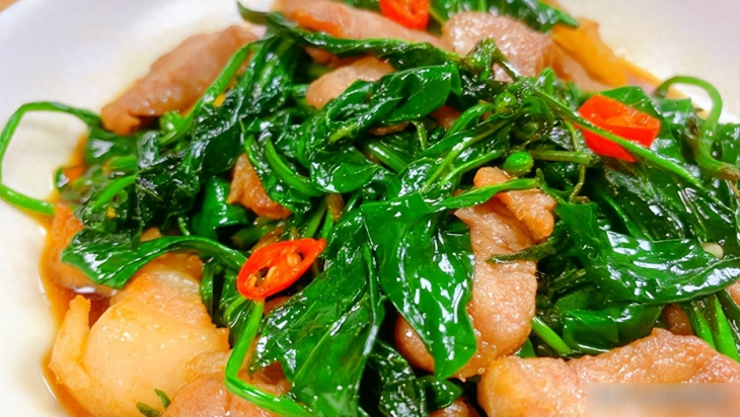 Loại rau này mềm nhưng vẫn hơi giòn, thấm đẫm hương thơm đậm đà của thịt ba chỉ, thoang thoảng mùi lá đặc trưng giúp món ăn càng thêm hoàn hảo.