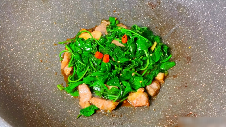 Loại rau ít người biết ăn, non mềm, cay nhẹ, xào với thịt ba chỉ thành món ngon thơm phức, hấp dẫn - 5