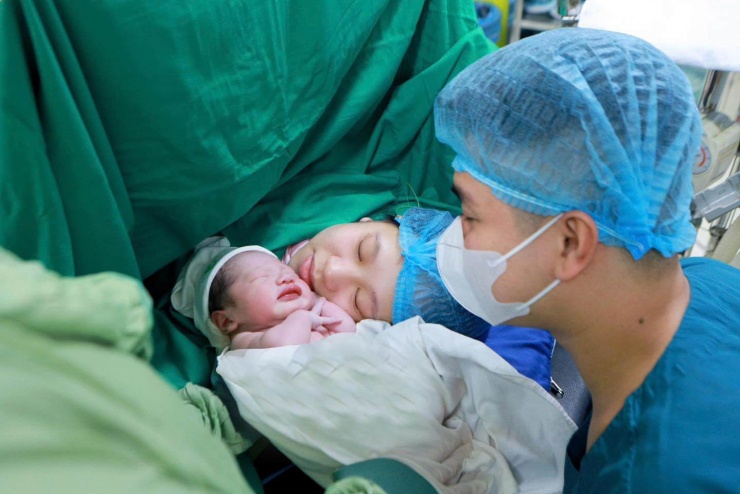 Chi phí để nuôi lớn một em bé trưởng thành cần hàng trăm triệu đồng (Một em bé chào đời ở Bệnh viện Phụ sản Hà Nội. Ảnh BVCC)