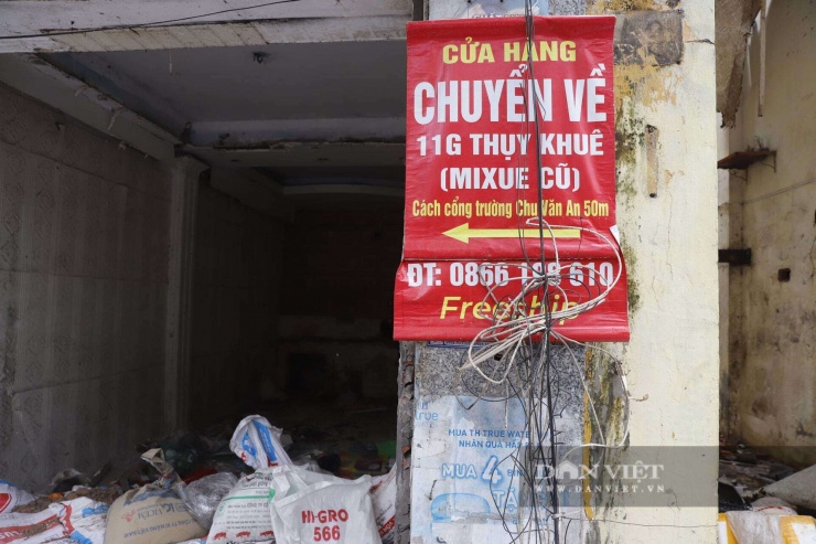 Các hộ dân gắn thông báo địa chỉ kinh doanh mới sau khi di dời.