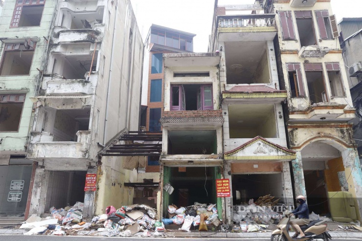Toàn cảnh dãy nhà phố sầm uất một thời trên đường Thụy Khuê nay đã được dọn rỗng "cửa đóng then cài". Việc người dân hối hả tháo dỡ, trả lại "mặt bằng sạch" chính là yếu tố then chốt giúp ga ngầm C6 sớm có không gian để bắt đầu khoan đào thi công. Dự kiến, trong tháng 6/2026, công tác giải phóng mặt bằng sẽ được hoàn tất.