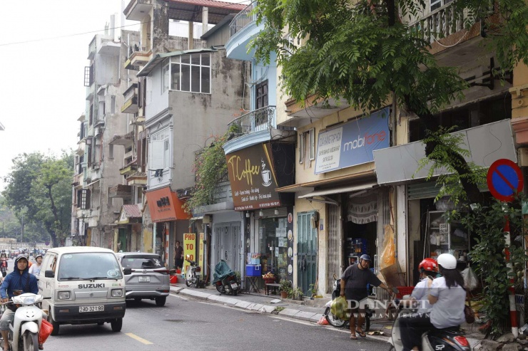 Bên cạnh các hộ dân đã hoàn thành di dời, nhịp sống thường nhật của một số gia đình tại đây vẫn được duy trì trong lúc chờ bàn giao chính thức. Nhiều hộ vẫn duy trì hoạt động kinh doanh nhỏ như quán ăn, quán cà phê, tạp hóa... Chia sẻ về việc bàn giao mặt bằng, bà Hà (khu vực giải tỏa xây dựng ga ngầm C6) cho biết, gia đình đã nhận đền bù và được bố trí tái định cư tại khu Nam Trung Yên, chúng tôi đã đồng thuận bàn giao mặt bằng theo đúng chủ trương nhà nước.
