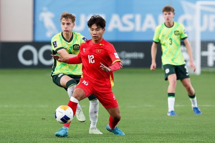 U17 Việt Nam (áo đỏ) còn phải hoàn thiện bản thân rất nhiều...