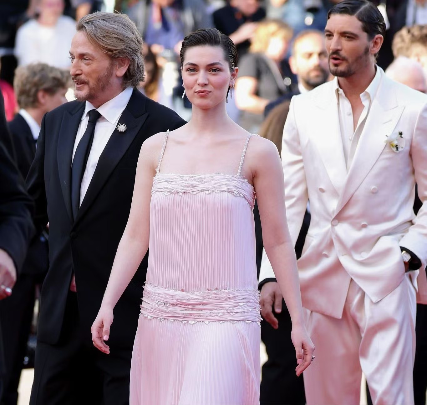 Bộ váy xẻ sâu tới eo chiếm trọn sự chú ý trên thảm đỏ Cannes - 10