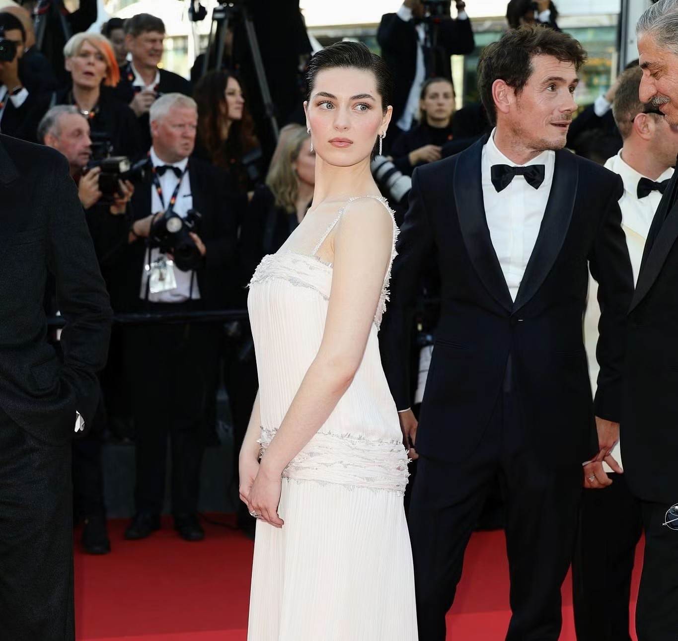 Bộ váy xẻ sâu tới eo chiếm trọn sự chú ý trên thảm đỏ Cannes - 11