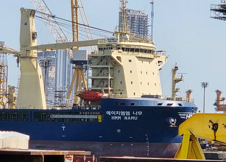 Tàu HMM NAMU do Hàn Quốc vận hành neo đậu tại một cảng ở Dubai, Các Tiểu vương quốc Ả Rập Thống nhất, sau khi bị hư hại do hỏa hoạn xảy ra sau một vụ nổ ở eo biển Hormuz. (Ảnh: AP)