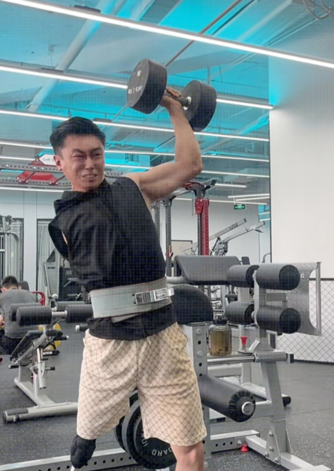 Đam mê thể hình đã giúp Liu vượt qua giai đoạn u tối. Ảnh: Douyin