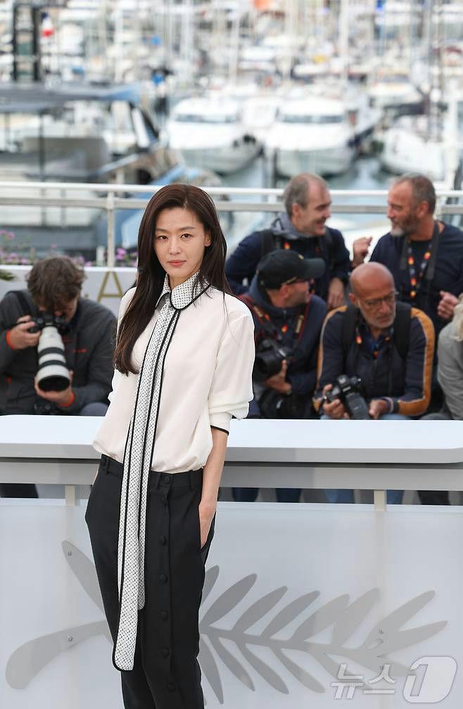 Jun Ji Hyun xuất hiện đầy ấn tượng tại LHP Cannes 2026 (Ảnh: Daum)