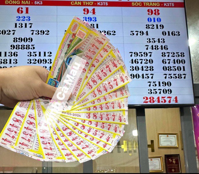 Giải an ủi của vé số Sóc Trăng trúng tại tỉnh Cà Mau và tỉnh Vĩnh Long. Ảnh: ĐLVS Phú Vinh, ĐLVS Trường Thịnh