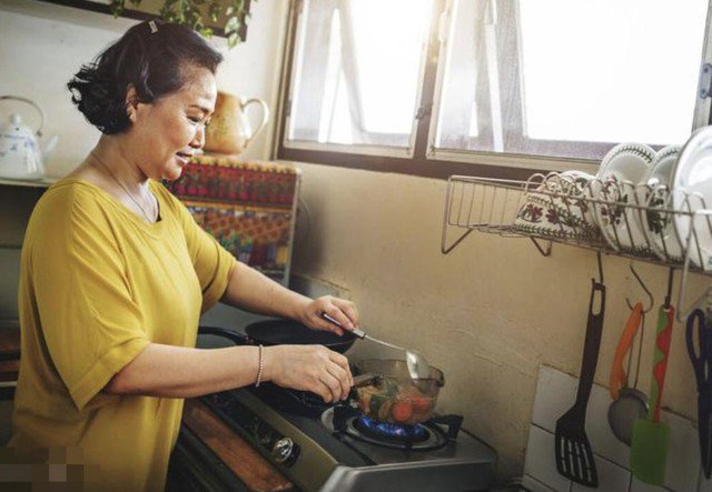 Bà cho biết điều khiến mình hài lòng nhất không nằm ở việc lương hưu cao hay thấp, mà là mỗi ngày đều được sống khỏe mạnh, làm điều mình thích và giữ tinh thần tích cực. Ảnh minh hoạ