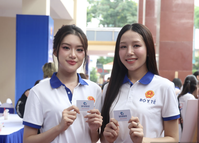 Hoa hậu Phan Phương Oanh và Á hậu Lê Thị Thu Trà cùng tham gia đăng kí hiến tặng mô, tạng. Ảnh: Việt Anh