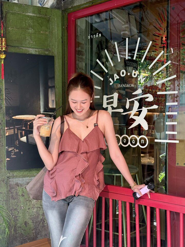 Không cần mặc đồ hiệu, nữ diễn viên vẫn tạo được ấn tượng bởi nhan sắc ngọt ngào.