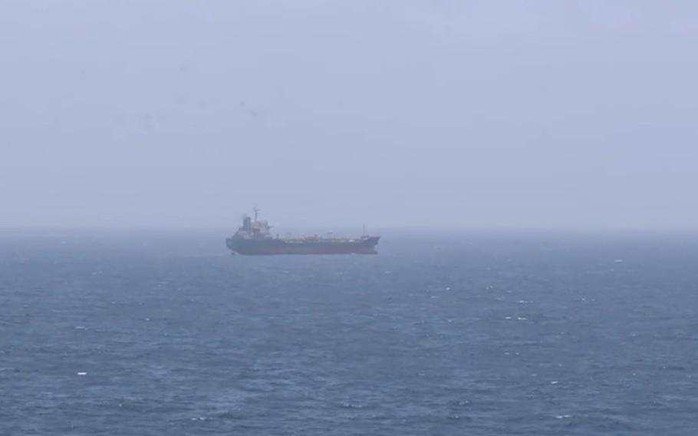 Mỹ lên tàu dầu Iran kiểm tra, eo biển Hormuz nóng rực - 1