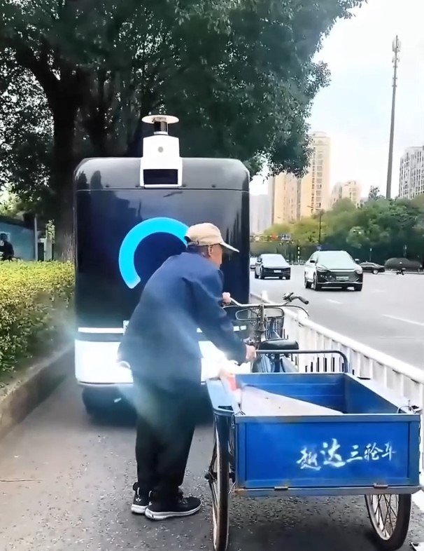 Robot giao hàng "khẩu chiến" với cụ ông