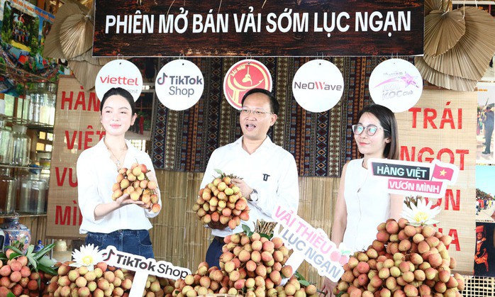 Phó chủ tịch UBND tỉnh Bắc Ninh livestream trực tiếp giới thiệu, bán vải thiều. Ảnh: Bacninh.gov.