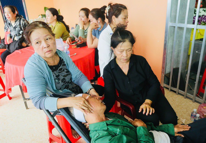 Người thân suy sụp bên linh cữu các nạn nhân trong vụ án mạng ở Tây Ninh.