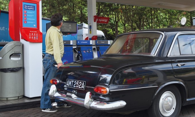  Một mẫu xe cổ đang đổ xăng tại  Anh. Ảnh: Classicandsportscar  