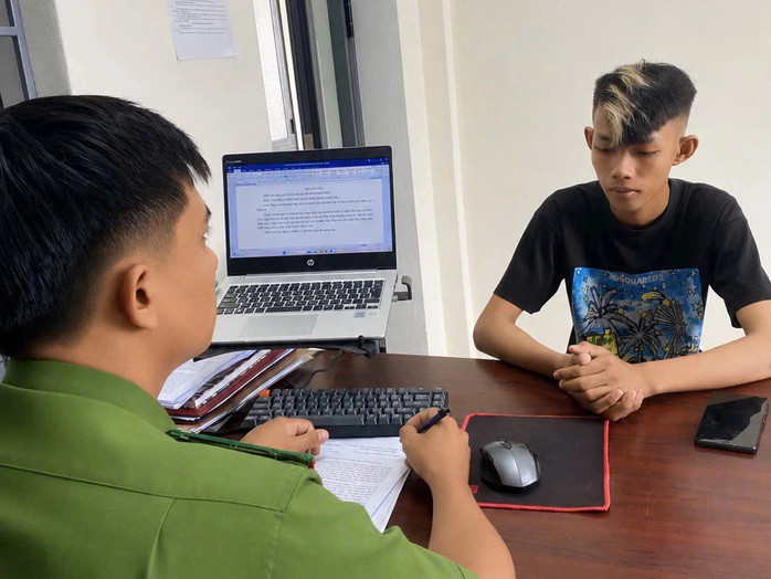 Công an lấy lời khai của nghi phạm Hồ Ngọc Sơn để xử lý về hành vi trộm cắp tài sản. Ảnh: Trị Bình