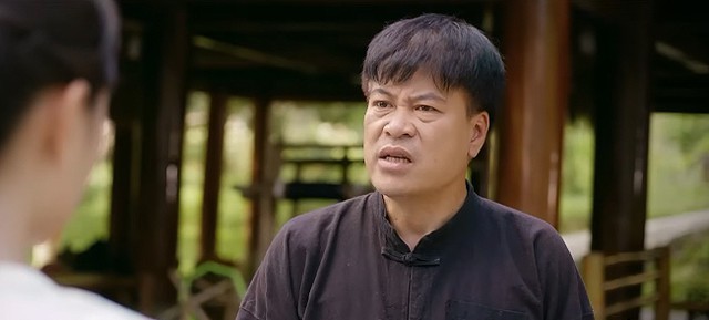 Ông Tài đổ lỗi cho Vi Minh cố tình làm các video nghèo khổ để quyên góp và đánh bóng tên tuổi. Ảnh VTV