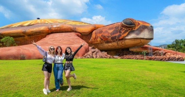 Điều gì đang khiến những “đảo hội” trở thành “thỏi nam châm” hút khách du lịch?