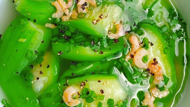 Canh mướp nấu tôm thanh nhiệt sinh tân dịch, giảm cảm giác oi bức.