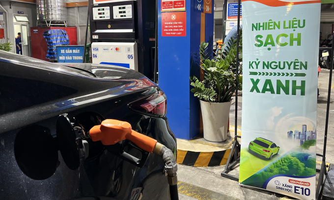 Xe đổ xăng E10 tại một trạm xăng ở TP HCM. Ảnh: Hồ Tân