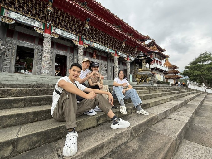 Vợ chồng Thùy Lâm và hai con check - in Miếu Văn Võ (Wen Wu Temple) ở Đài Trung.