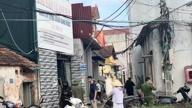 Lực lượng công an có mặt tại cơ sở chữa bệnh bằng nước của ông Nguyễn Tiến Nam vào chiều 20/5. Ảnh: NDCC