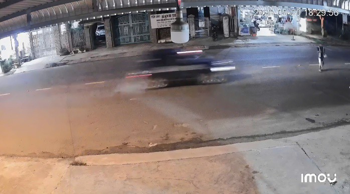 Xe taxi tông người đi bộ đang sang đường tử vong