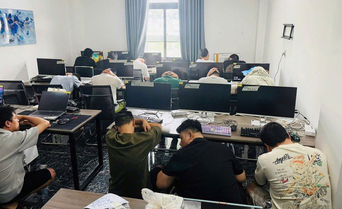 Lực lượng công an kiểm tra khách sạn nơi phát hiện 85 người nước ngoài lưu trú. Ảnh: Công an cung cấp