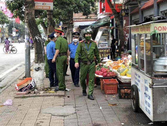 Hà Nội đề xuất tăng tiền phạt hành vi lấn chiếm vỉa hè, lòng đường. Ảnh minh hoạ