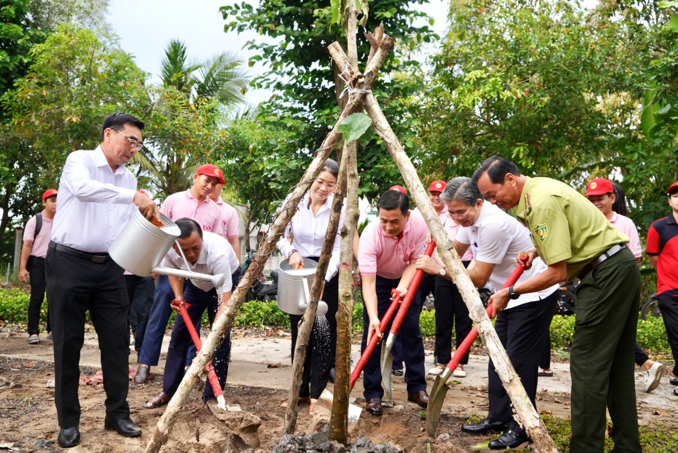 Cán bộ, nhân viên C.P. Việt Nam tham gia hoạt động trồng cây cùng chính quyền và cộng đồng địa phương. Ảnh: C.P.