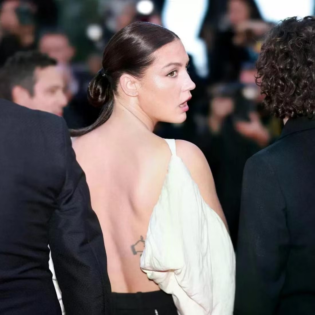 Bộ váy xẻ sâu tới eo chiếm trọn sự chú ý trên thảm đỏ Cannes - 26