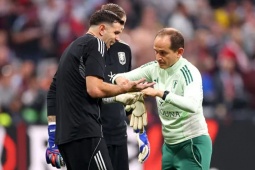 Thủ môn Martinez bị gãy ngón tay, vẫn giúp Aston Villa vô địch Europa League
