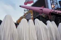 Tên lửa xuất hiện giữa lễ cưới, Iran ‘lên dây cót’ toàn dân