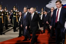 Video ông Putin cởi áo khoác ở Trung Quốc gây sốt mạng