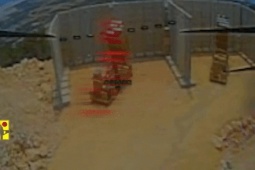 Khoảnh khắc drone Hezbollah tập kích 'bệ phóng Vòm Sắt Israel'