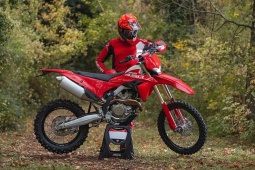 Ducati sắp tung “quái thú cào cào” Desmo450 EDS ra thị trường