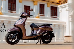 Ngắm Yamaha Grand Filano Hybrid màu nâu quả mọng đẹp lung linh