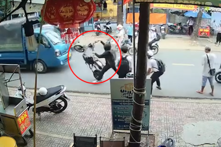 Clip: Học sinh vít ga xe điện, lao thẳng vào đầu ô tô tải