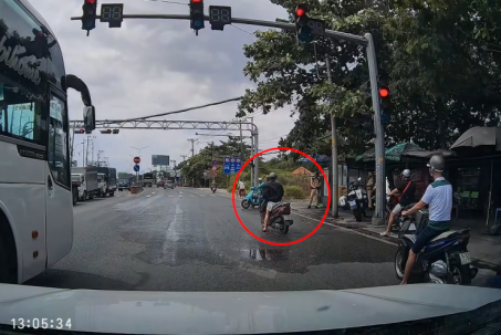 Clip: Thanh niên vượt đèn đỏ và pha “quay xe” cực gắt