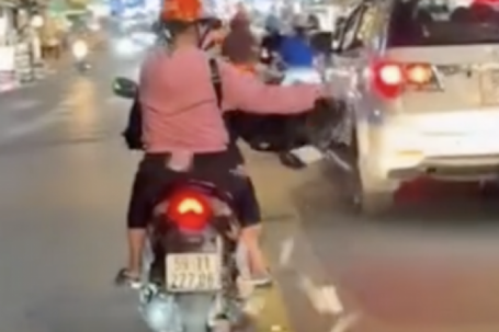 Đang lan truyền video người phụ nữ rải giấy nghi vàng mã xuống đường trung tâm TPHCM