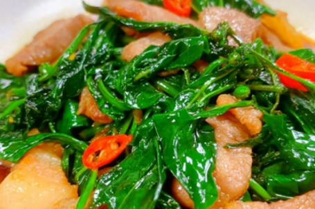 Loại rau ít người biết ăn, non mềm, cay nhẹ, xào với thịt ba chỉ thành món ngon thơm phức, hấp dẫn