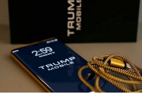 Điện thoại T1 của Trump Mobile vừa đến tay khách hàng đã gặp tranh cãi