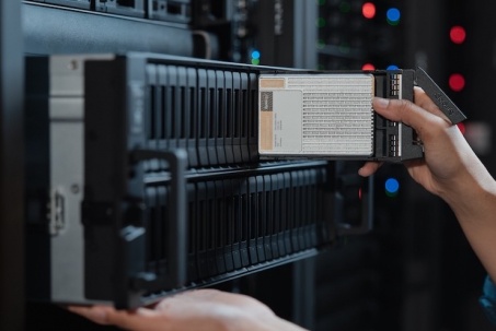 Hệ thống lưu trữ "khủng" chứa được 48 ổ SSD, tổng dung lượng tính bằng PB