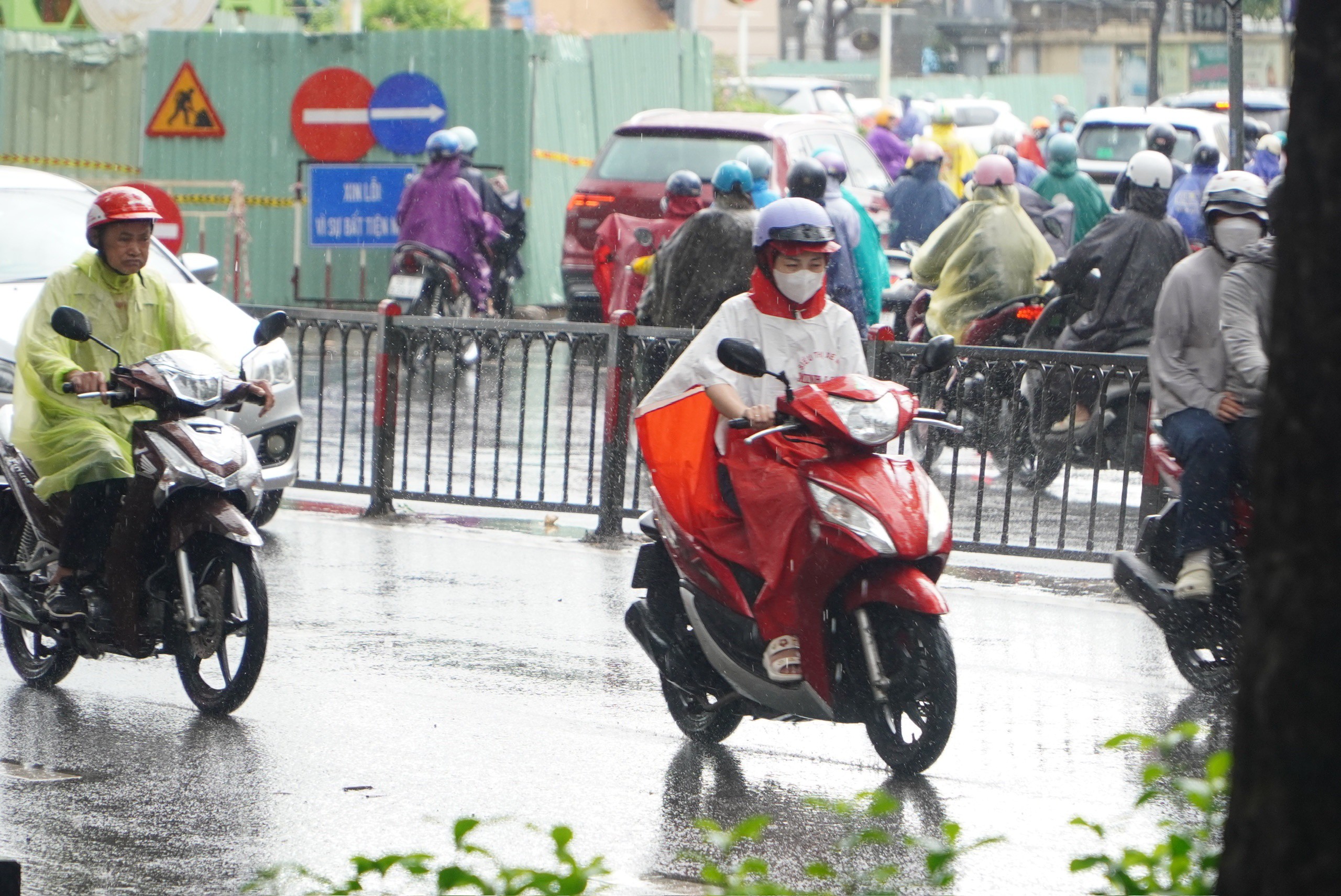 Mưa lớn trút xuống khu vực trung tâm TPHCM